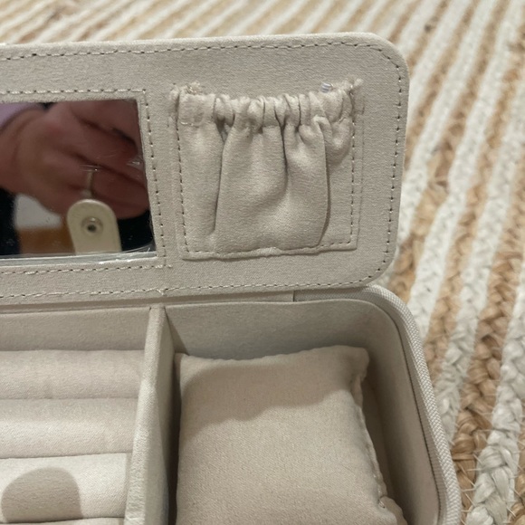 Béis “The Jewelry Case” Cream Jewelry Organizer with Mirror NWT - Picture 4 of 9